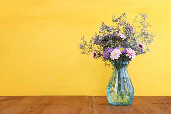 Strauß Bunter Feldblumen Der Gläsernen Blauen Vase Über Dem Holztisch — Stockfoto