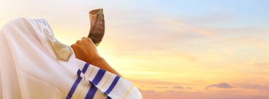 Yahudi adam Rosh Hashanah 'ın (Yeni Yıl) Shofar' ını üflüyor. Dini sembol