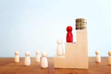 Ahşap masa, insan kaynakları ve yönetim üzerindeki insan figürlerinin iş konsepti