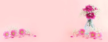 Pembe arka planda pembe ve beyaz çiçeklerden oluşan bir buket