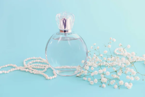 Obraz Eleganckiej Butelki Perfum Niebieskim Pastelowym Tle — Zdjęcie stockowe
