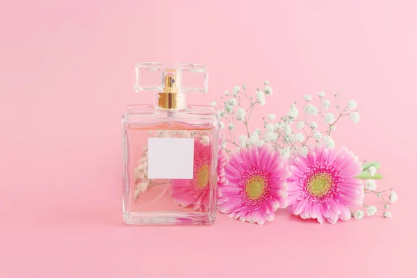 Imagen Elegante Botella Perfume Sobre Fondo Rosa Pastel — Foto de Stock