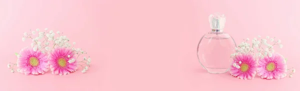 Bild Von Eleganten Parfümflasche Über Rosa Pastell Hintergrund — Stockfoto