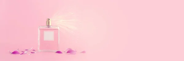 Image Elegant Perfume Bottle Spraying Pink Pastel Background — Stock Photo, Image