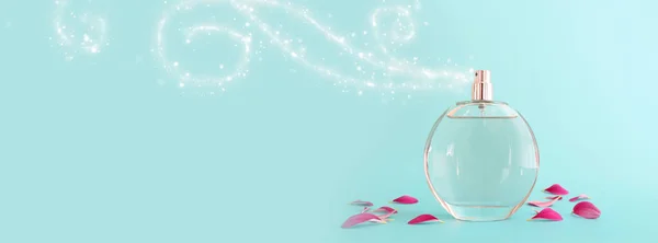 Bild Elegant Parfymflaska Sprutning Över Blå Pastell Bakgrund — Stockfoto
