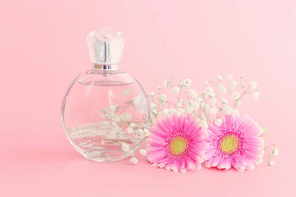 Imagen Elegante Botella Perfume Sobre Fondo Rosa Pastel — Foto de Stock