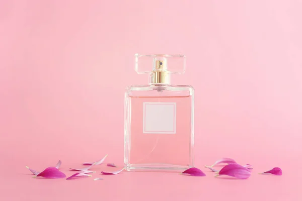 Obraz Eleganckiej Butelki Perfum Różowym Pastelowym Tle — Zdjęcie stockowe