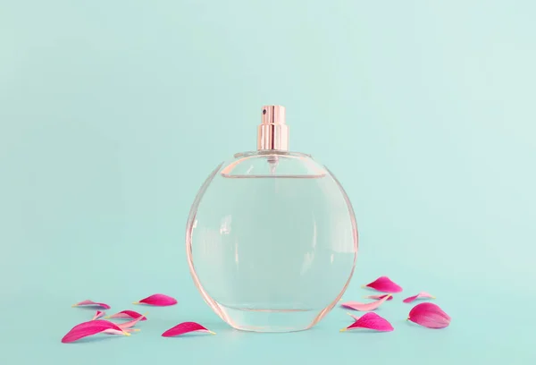 Image Elegant Perfume Bottle Blue Pastel Background — Stock Photo, Image