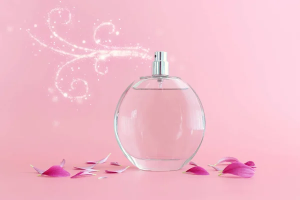 Immagine Elegante Bottiglia Profumo Spruzzando Sfondo Rosa Pastello — Foto Stock