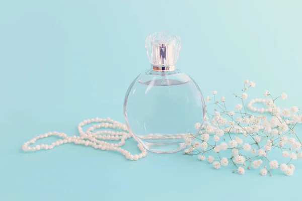 Imagem Frasco Perfume Elegante Sobre Fundo Pastel Azul — Fotografia de Stock