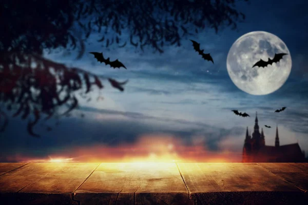 Concetto Halloween Holiday Tavolo Rustico Vuoto Davanti Cielo Notturno Spaventoso — Foto Stock