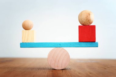 Doğru dengeyi bulma kavramı. Tahta toplar ve tahterevalli küpleri