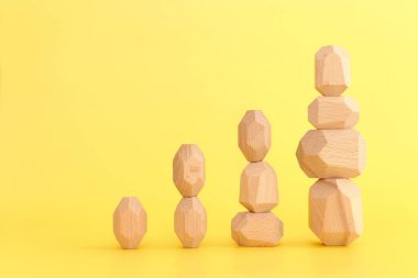 doğru dengeyi bulmak. Yığılmış tahta küplerin görüntüsü