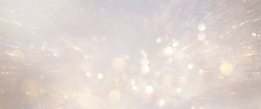 Pırıl pırıl ışıklar arka plan. Gümüş, altın ve beyaz. Odaklanmamış