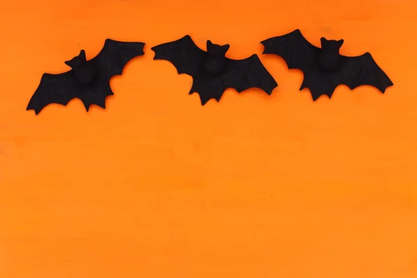 Feestdagen Concept Van Halloween Vleermuizen Witte Houten Achtergrond Bovenaanzicht Vlak — Stockfoto