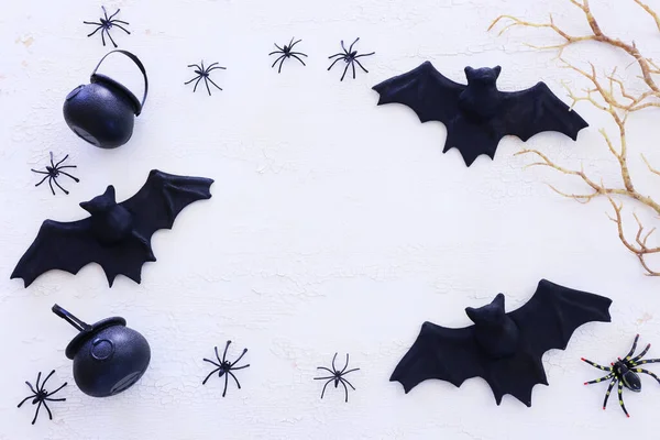 Feestdagen Concept Van Halloween Vleermuizen Spinnen Witte Houten Ondergrond Bovenaanzicht — Stockfoto