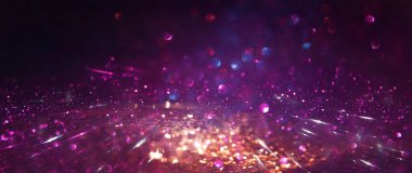 Soyut parıltılı ışıkların arkaplanı. Altın, siyah ve mor. & Odaklan