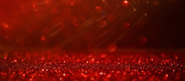 Soyut kırmızı, altın ve siyah parıltılı ışıkların arkaplanı. Odaklanamadı