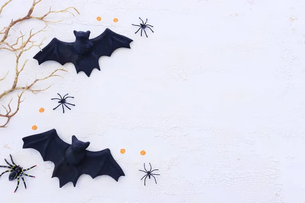 Feestdagen Concept Van Halloween Vleermuizen Spinnen Witte Houten Ondergrond Bovenaanzicht — Stockfoto