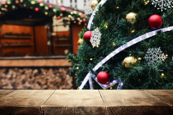 装飾の背景とクリスマスツリーの前に空のテーブル 製品表示モンタージュの場合 — ストック写真