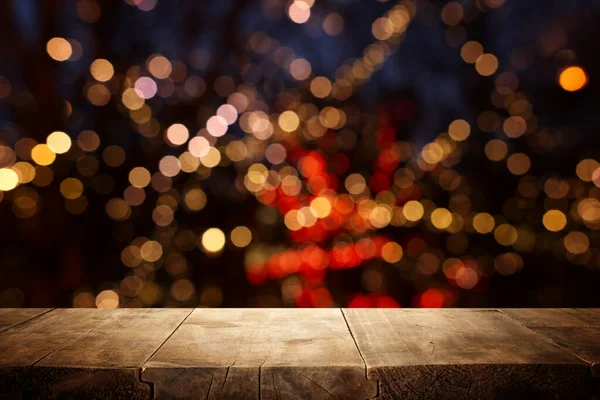 Mesa Vacía Frente Árbol Navidad Con Decoraciones Fondo Para Montaje —  Fotos de Stock