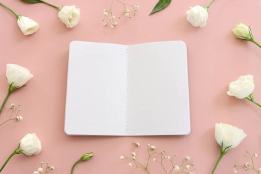 Masadaki boş defterin üst görünüm resmi