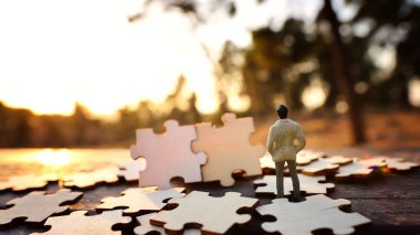 Tahta masadaki yapboz parçaları. Strateji ve başarı kavramı