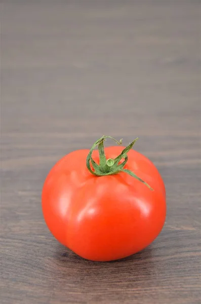 Pomidor Drewnianym Stole Bliska — Zdjęcie stockowe