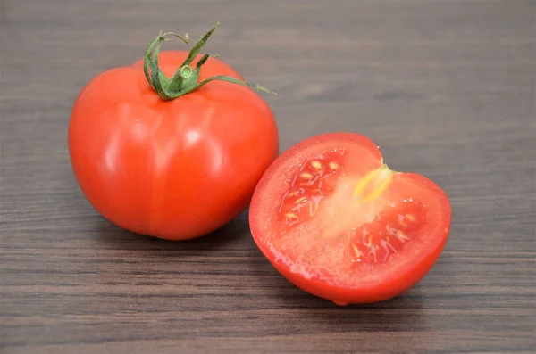 Tomaten Auf Holztisch Aus Nächster Nähe Durchgeschnitten — Stockfoto