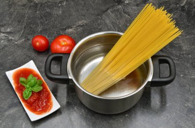 Mutfak Masa üstten görünüm üzerinde spagetti