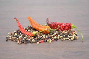 bir tablo üzerinde kurutulmuş biber