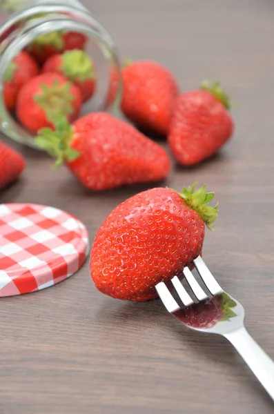 Erdbeeren Mit Gabel Und Marmeladenflasche Auf Holztisch — Stockfoto