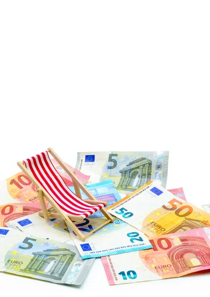 Tumbona Silla Playa Con Billetes Euros Sobre Fondo Blanco — Foto de Stock