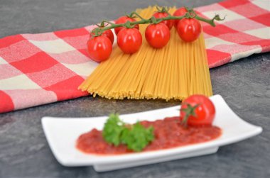 Spagetti domates ve sos ile