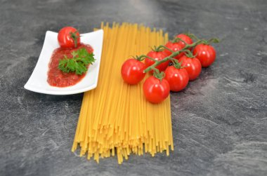 mutfak masasında spagetti