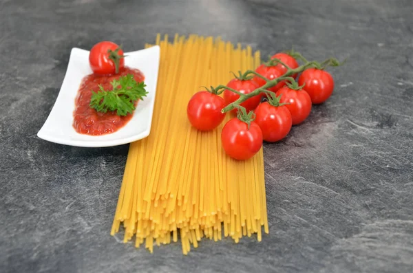 mutfak masasında spagetti