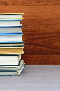 İzole edilmiş bir arkaplanda rafta kitap yığını