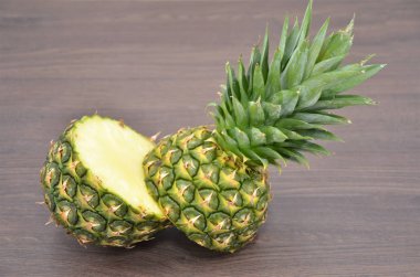  ananaslar ahşap mutfak masasında.