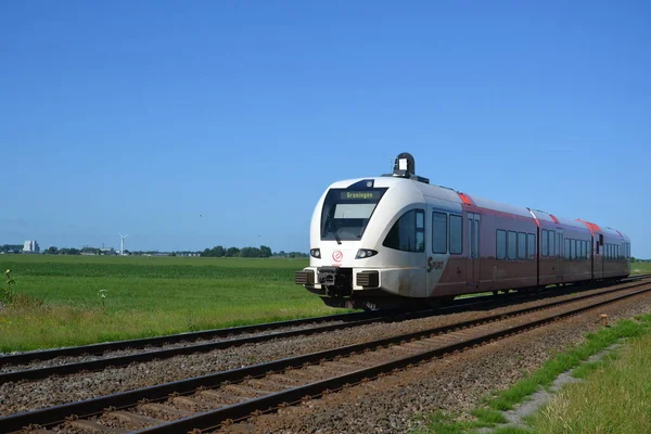 Regionalbahn Auf Ihrem Weg Den Norden Der Niederlande Stockfoto