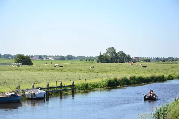 Hollanda, Friesland 'da su sporları, küçük tekneler.