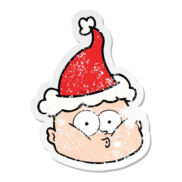Sıkıntılı Etiket Karikatür Noel Baba Şapkası Giyen Meraklı Bir Kel — Stok Vektör