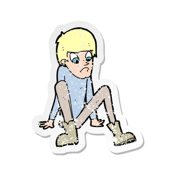 Retro nödställda klistermärke av en tecknad pojke sitter på golvet — Stock vektor