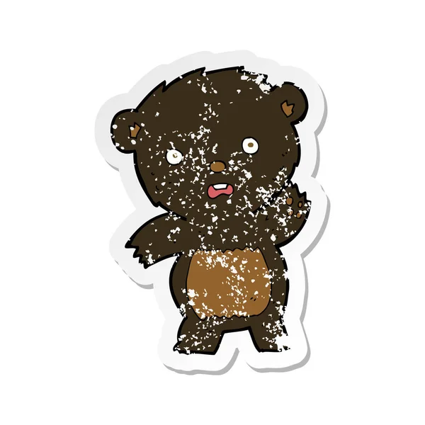 Adesivo angustiado retro de um desenho animado acenando filhote de urso preto — Vetor de Stock