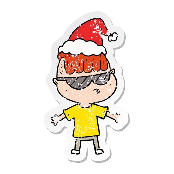 Handgezeichneter Aufkleber Karikatur Eines Jungen Mit Sonnenbrille Und Weihnachtsmütze — Stockvektor