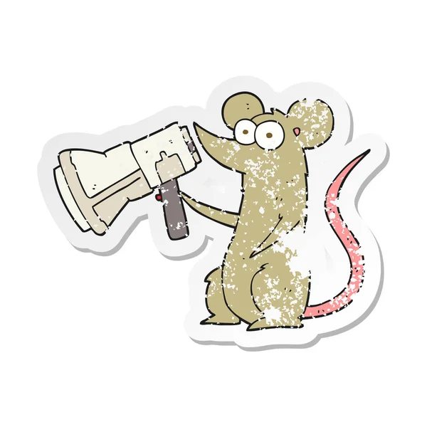 Pegatina retro angustiado de un ratón de dibujos animados con megáfono — Vector de stock