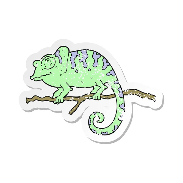 Pegatina retro angustiado de un camaleón de dibujos animados — Vector de stock