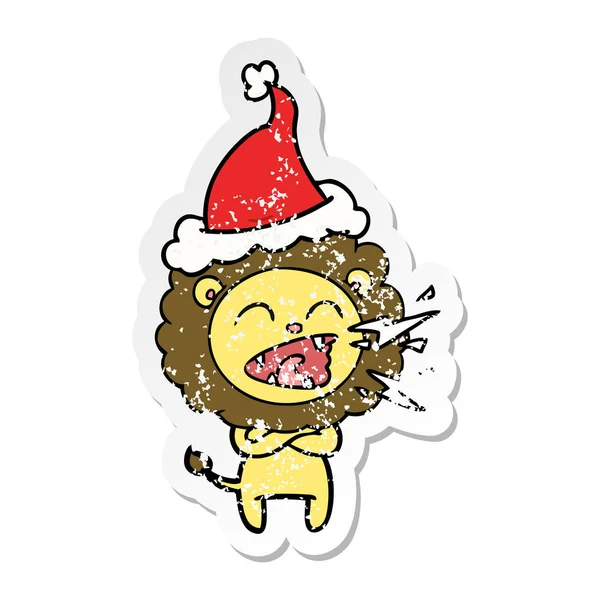 Sıkıntılı etiket karikatür Noel Baba şapkası giyen kükreyen aslan — Stok Vektör