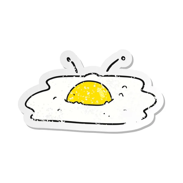 Retro distressed sticker of a cartoon fried egg — Stock Vector