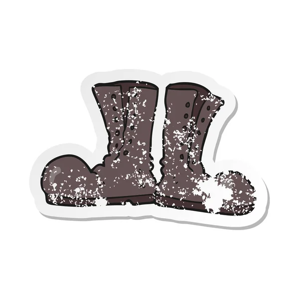 Retro distressed sticker of a cartoon shiny army boots — Stock Vector