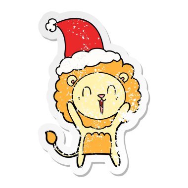 Aslan sıkıntılı etiket karikatür giyen Noel Baba şapkası, gülüyor